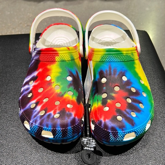 ☆NEW☆ Crocs Unisex Classic Tye Dye Graphic Clogs - Picture 1 of 5
